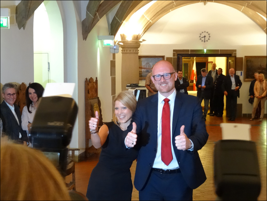 Spannung und Feierlaune im Wahlinformationszentrum im Duisburger Rathaus