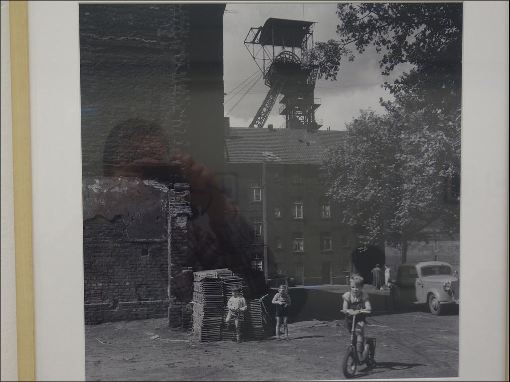 Rudolf Holtappel in einer Ausstellung in der Ludwiggalerie